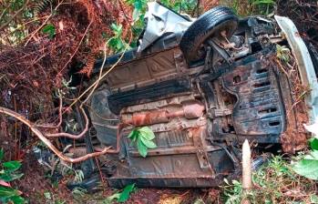 Así quedó el vehículo accidentado en la vía Urrao-Caicedo, que se cubre en algo más de una hora por carretera destapada. FOTO: CORTESÍA AUPUR TELEVISIÓN