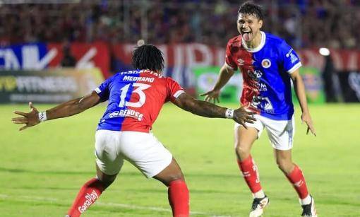 El colombiano, Edgar Medrano, jugador del Club Deportivo FAS. FOTO: tomada de Instagram, edgarmedrano926.