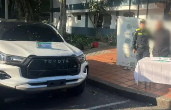 La foto donde se evidencia la camioneta recuperada, así como a los dos sujetos capturados en el barrio La América de Medellín. FOTO Cortesía Policía Metropolitana. 