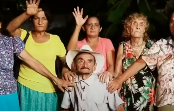 Víctor Julio Carrillo y sus cinco esposas actuales. Foto captura de pantalla reportaje Telemundo.