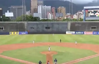 Jugadores y aficionados vivieron momentos de angustia en el Estadio Universitario de Caracas cuando los terremotos de magnitud 7,2 y 7,5 interrumpieron un partido de béisbol en plena competencia. FOTO: Tomado de X, Alerta News 24.