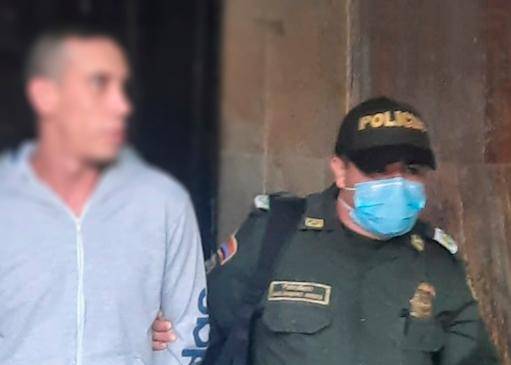 El hombre fue capturado cuando al parecer intentaba abordar a una menor de 15 años. FOTO CORTESÍA FISCALÍA