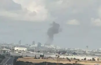 El ataque dejó un gran cráter y obligó a interrumpir el tráfico aéreo. FOTO: CAPTURA DE VIDEO