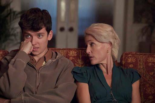 Asa Butterfield y Gillian Anderson, protagonistas de Sex Education. FOTO: Cortesía Netflix