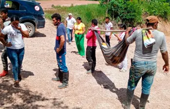 Al sitio llegaron varios campesinos para trasladar a las víctimas a centro médicos. No fue posible salvar al niño de 12 años. FOTO: CORTESÍA.