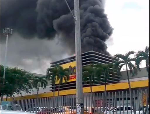 Así se ve el incendio registrado en el centro comercial Viva Envigado en la tarde de este jueves. FOTO: CORTESÍA