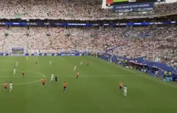 La FIFA aseguró que la tecnología del Connected Ball no detectó ningún contacto entre el balón y el cable antes del gol de Inglaterra frente a Noruega. FOTO: FIFA MEDIA VÍA X.