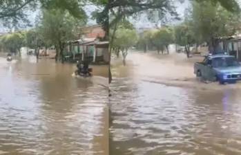 La Alcaldía de Necoclí ordenó la evacuación preventiva de viviendas aledañas al río Mulatos. FOTO: redes sociales de El Reportero