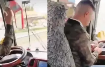 El momento en el que un pasajero graba al conductor chateando mientras maneja. FOTOS: Captura de video