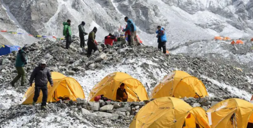 El fotógrafo Dong Shuchang relató a la BBC que la tormenta en el Everest fue “la peor” que ha visto en más de diez expediciones. FOTO: Getty Images vía AFP.