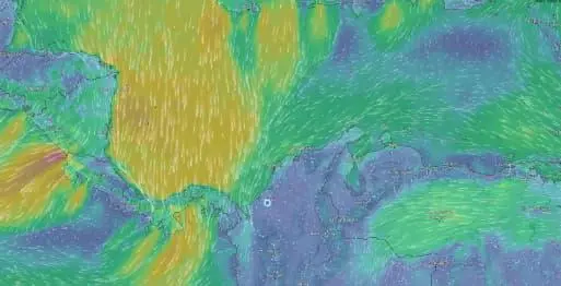 El aumento del oleaje y los fuertes vientos en el Caribe mantienen en alerta a las autoridades, que recomiendan evitar el ingreso al mar y extremar medidas de seguridad. FOTO: captura de pantalla. 