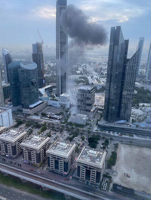 Una torre del centro de financiero de Dubai es golpeada por Irán. FOTO: AFP.
