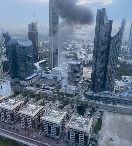 Una torre del centro de financiero de Dubai es golpeada por Irán. FOTO: AFP.