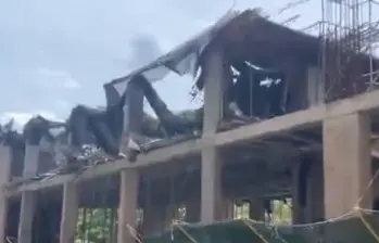 Organismos de socorro atendieron la emergencia tras el colapso de una placa de concreto en el conjunto residencial Bosque Central, en Floridablanca, accidente que dejó cuatro obreros heridos. FOTO: Redes sociales.