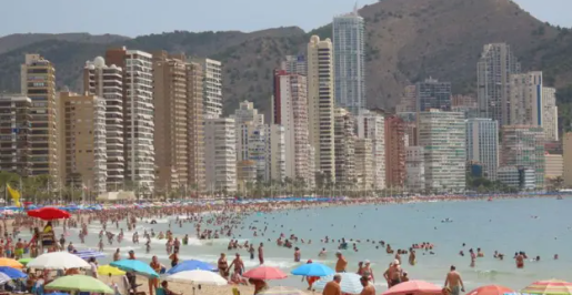 Con más de 80 rascacielos y 90.000 camas hoteleras, Benidorm se consolidó como epicentro del turismo de masas en España, ganándose el apodo de “Beniyork”. Getty Images. 