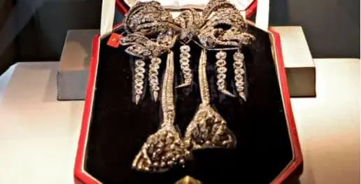 Un broche, que perteneció a la emperatriz Eugenia, haría parte de los objetos que se llevaron. FOTO: Museo del Louvre.