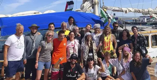 Miembros de la Flotilla Global Sumud, entre ellos el activista serbio Ognjen Markovic, de 24 años, durante una fotografía tomada el 30 de septiembre de 2025. FOTO: Getty