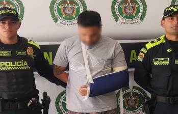 El detenido en medio de dos agentes de la Policía Metropolitana para la foto de reseña. FOTO: Cortesía Meval