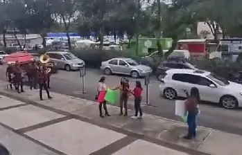 A la izquierda, se puede ver a la banda tocando música en el momento de la salida de la mujer de la Registraduría Civil mexicana. FOTO: CAPTURA DE VIDEO