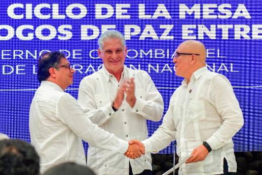 Guatavo Petro asistió a la firma del cese al fuego, igualmente, Antonio García, comandante del ELN. FOTO CORTESÍA PRESIDENCIA 