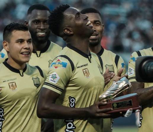 El goleador Marco Pérez recibió su galardón como máximo artillero del fútbol colombiano en la Luiga BEtplay-1. FOTO TOMADA ÁGUILAS DORADAS