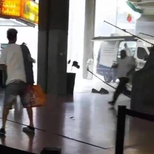 Momentos antes de que la carpa se metiera a la Terminal del Sur. FOTO: Cortesía Denuncias Antioquia
