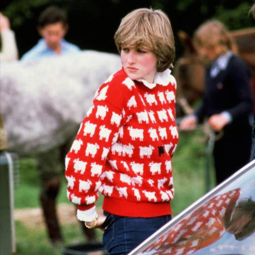 Imagen del día que la princesa Diana lució el suéter de color rojo con ovejas, que fue subastado en 1.1 millones de dólares. FOTO @Sothebys