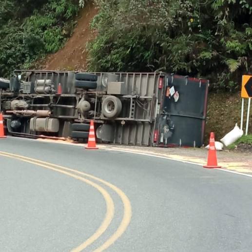 Así quedó el camión volcado en el Alto de Minas. FOTO: Cortesía.