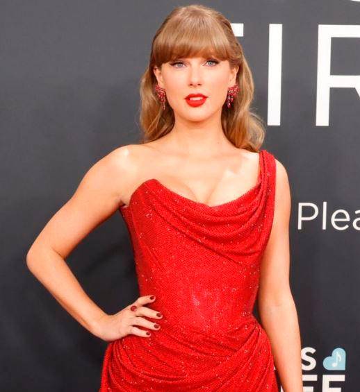 Taylor Swift utilizó un Vivianne Westwood hecho a la medida. FOTO Sacada de redes sociales