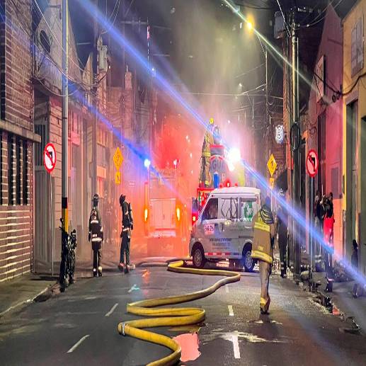 Imagen del incendio en la noche del sábado en Barrio Colombia. FOTO Cortesía