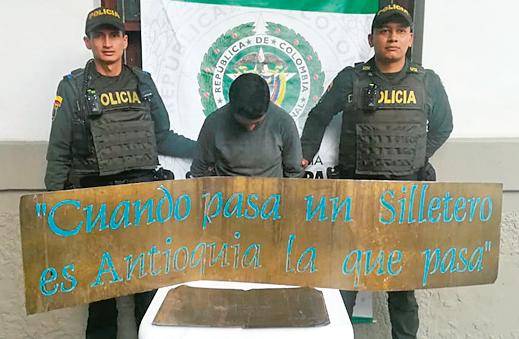 La placa que le fue quitada a la escultura fue recuperada en una chatarrería de El Chagualo. FOTO CORTESÍA