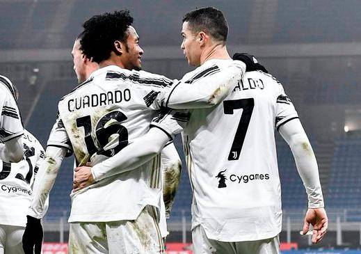 El antioqueño Juan Guillermo Cuadrado sigue consolidándose como figura en Juventus, y celebra el doblete marcado por Cristiano Ronaldo. FOTO TOMADA @JUVENTUS