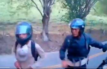 Gobierno de Antioquia anunció una recompensa de hasta $50 millones por información que permita capturar a dos presuntos ladrones de la vía Remolino-Bolombolo, grabados en video. FOTO captura de pantalla