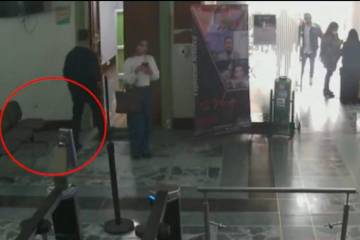 La mujer tomó una billetera que se encontró en el suelo y de allí sacó unas tarjetas de crédito. FOTO: CAPTURA DE VIDEO 