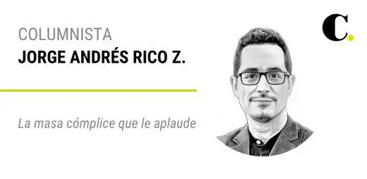 La masa cómplice que le aplaude