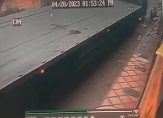 Mujer se salvó de milagro tras caer debajo de un camión en San Rafael