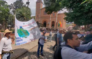Este mediodía, antes de la audiencia, activistas contra la minería abogaban para que dejen libres a los once campesinos. FOTO: Cortesía