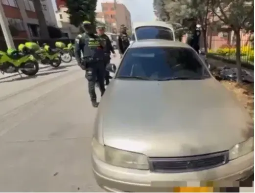 El Mazda 626 Matsuri modelo 1995, color strato perla, fue hallado abandonado en Suba tras el atentado. FOTO: Policía.