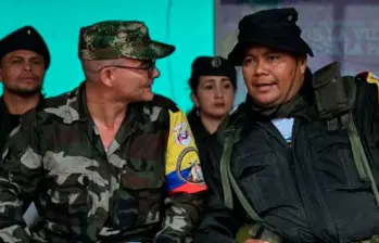Néstor Gregorio Vera Fernández (“Iván Mordisco”) y Alexánder Díaz Mendoza (“Calarcá”) fueron socios hasta 2023; después, enemigos a muerte. FOTO: AFP.