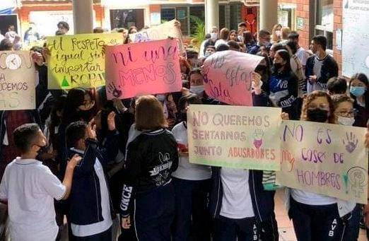 La manifestación se realizó en la mañana de hoy. FOTO: imagen tomada de la cuenta de Instagram Gente de Envigado.