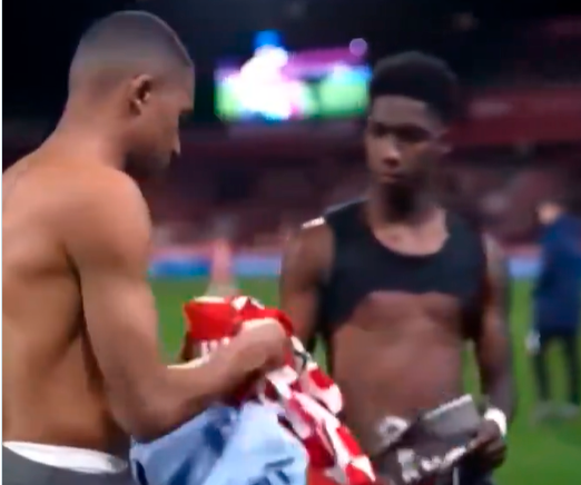 Kylian Mbappé en el momento del intercambio de camiseta con el colombiano Yáser Asprilla. FOTO: Captura de video