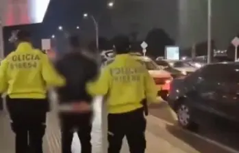 Alias ‘Bambam’ fue capturado en Bogotá durante un operativo de la Policía y la Fiscalía. Las autoridades lo señalan de estar vinculado con el homicidio del empresario Gustavo Aponte y su escolta. captura de video. FOTO: Captura de video. 