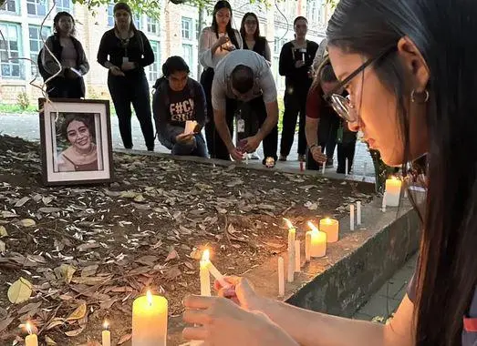 Velatón en honor a la estudiante que fue hallada muerta en la Universidad Nacional. FOTO: Cortesía.