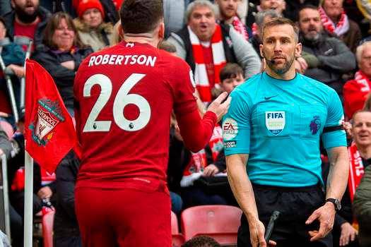 Según Andy Robertson el juez de línea Constantine Hatzidakis le propinó un codazo en la garganta. FOTO GETTY