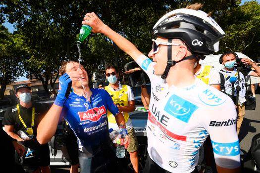 Las altas temperaturas hacen de las suyas en el Tour. FOTO: EFE