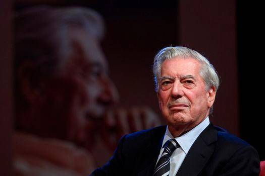 Vargas Llosa arrancó su larga carrera literaria en 1959, cuando publicó su primer libro de relatos, “Los jefes”, con el que obtuvo el Premio Leopoldo Alas. FOTO EFE