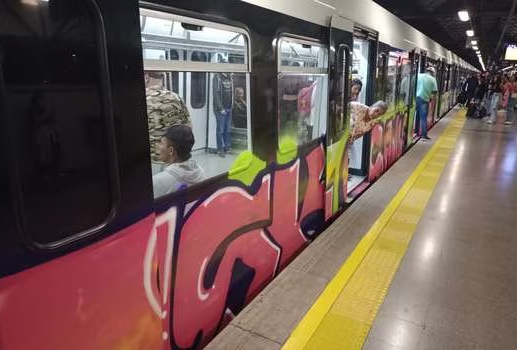 Así quedó el grafiti que pintaron en uno de los vagones del metro el pasado sábado y por lo que se impondrán sanciones a los responsables. FOTO: CORTESÍA
