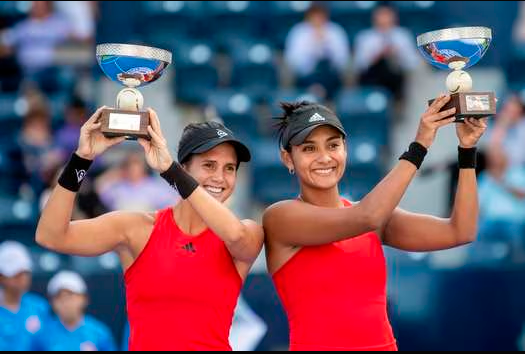 Las colombianas Yuliana Lizarazo y María Paulina Pérez le dieron el primer título de dobles a Colombia tras diez años. FOTO EFE