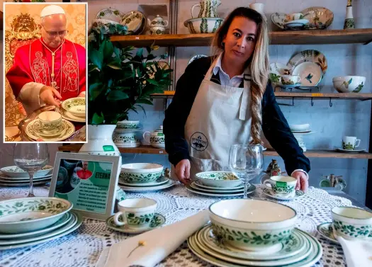 Maritza mostrando la vajilla Eterna, que tienen exhibida en el almacén de Herencias. En la foto pequeña se ve al papa recibiendo el regalo. FOTOS Julio César Herrera y Captura de video ACI Prensa