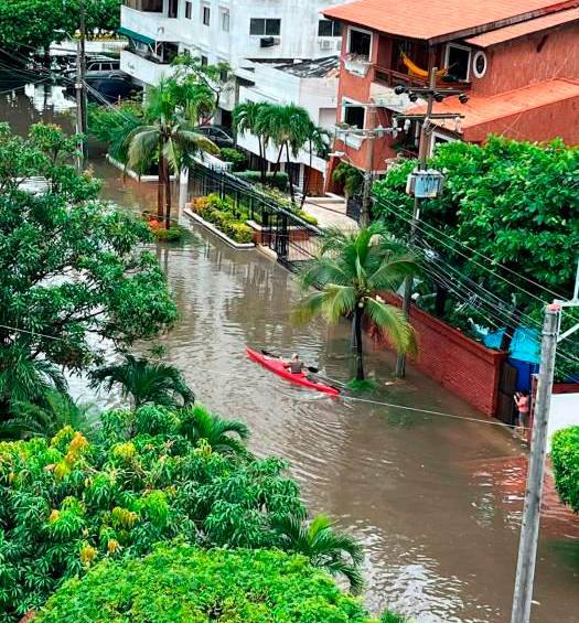 Hasta en kayak se han tenido que transportar por las inundaciones en las calles. FOTO: EL UNIVERSAL